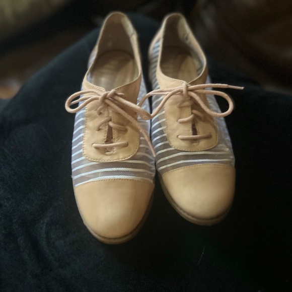 Jessica Simpson laced shoes - Picture 2 of 3